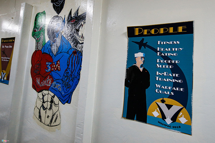 Một tấm bảng ghi lại những "điều răn" đối với thủy thủ đoàn trên tàu USS Carl Vinson, bao gồm "đảm bảo sức vóc, ăn uống lành mạnh, ngủ nghỉ thích hợp, tập luyện theo cấp độ và đáp ứng tiêu chuẩn chiến đấu". Nguồn ảnh: Zing News.