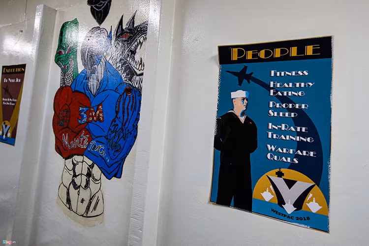 Một tấm bảng ghi lại những "điều răn" đối với thủy thủ đoàn trên tàu USS Carl Vinson, bao gồm "đảm bảo sức vóc, ăn uống lành mạnh, ngủ nghỉ thích hợp, tập luyện theo cấp độ và đáp ứng tiêu chuẩn chiến đấu". Nguồn ảnh: Zing News.