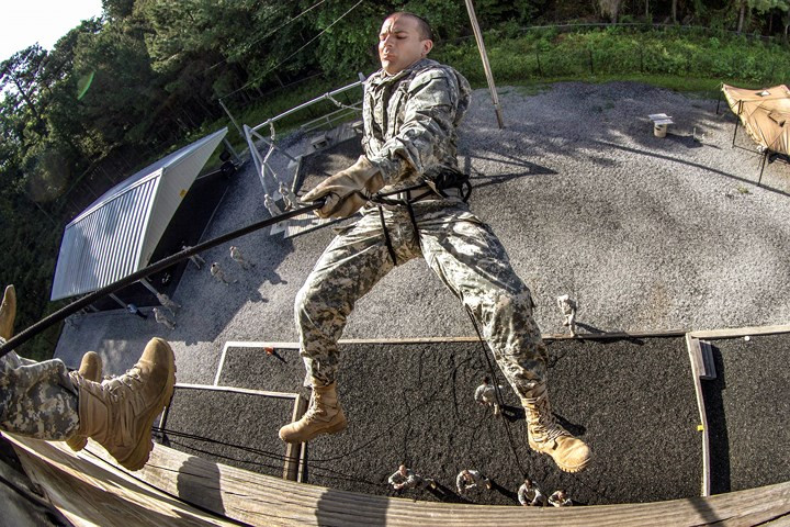 Lính Mỹ diễn tập đu dây từ tháp Victory xuống đất.