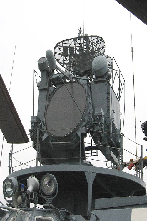 Trong ảnh là đài điều khiển hỏa lực 3R95 của tổ hợp 3K95 làm nhiệm vụ bắt bám và chỉ thị mục tiêu cho tên lửa. Nguồn ảnh: Wikipedia