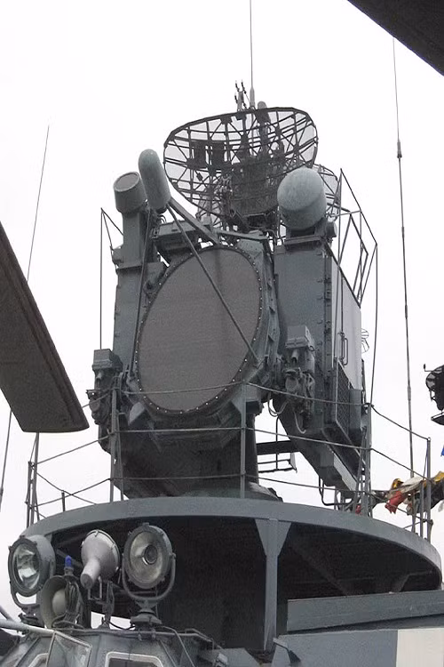 Trong ảnh là đài điều khiển hỏa lực 3R95 của tổ hợp 3K95 làm nhiệm vụ bắt bám và chỉ thị mục tiêu cho tên lửa. Nguồn ảnh: Wikipedia