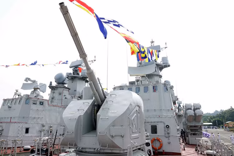 Dựa trên các tính năng của hệ thống chiến đấu trên tàu hải quân, thì nhiều khả năng chúng sẽ được tích hợp trên các tàu tên lửa tấn công nhanh Project 12418 lớp Molniya mà Việt Nam có khả năng tự đóng mới. Điều này cũng khá phù hợp khi hệ thống này có bộ điều khiển vũ khí dành cho hải pháo AK-176MA, pháo phòng không cao tốc AK-630. Nguồn ảnh: Thanh Niên.