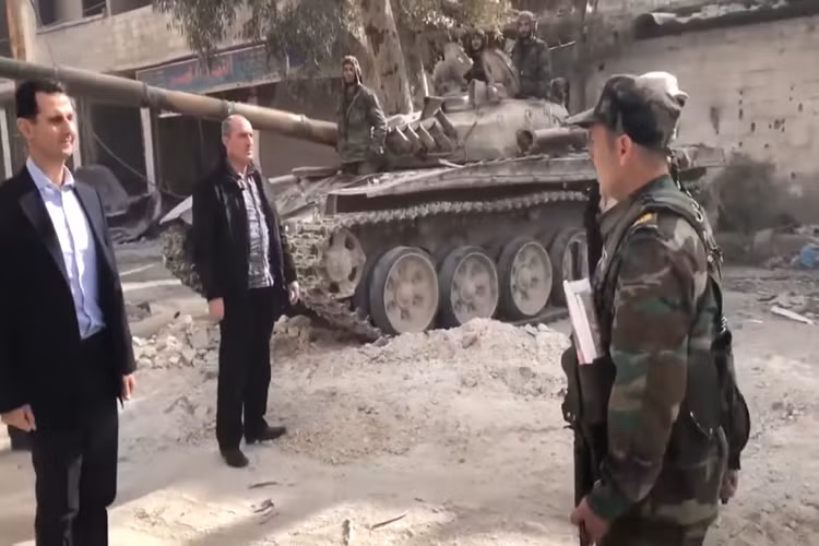 Tổng thống al-Assad đến thăm một đơn vị chiến đấu ngay tuyến đầu ở Đông Ghouta. Ảnh: PresidencySy.