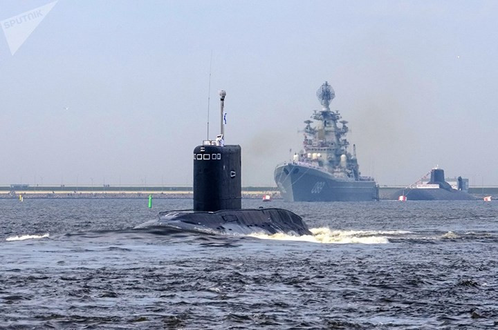 Từ trái qua phải: tàu ngầm chạy bằng diesel Kolpino, tàu tuần dương hạng nhẹ mang tên lửa Pyro Veliky chạy bằng năng lượng hạt nhân và tàu ngầm tên lửa đạn đạo Dmitry Donskoi trong cuộc duyệt binh nhân Ngày Hải quân Nga ở Kronstadt.