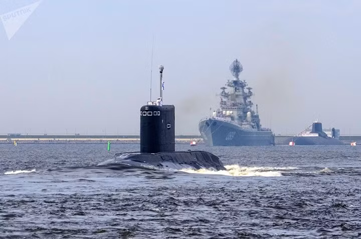 Từ trái qua phải: tàu ngầm chạy bằng diesel Kolpino, tàu tuần dương hạng nhẹ mang tên lửa Pyro Veliky chạy bằng năng lượng hạt nhân và tàu ngầm tên lửa đạn đạo Dmitry Donskoi trong cuộc duyệt binh nhân Ngày Hải quân Nga ở Kronstadt.