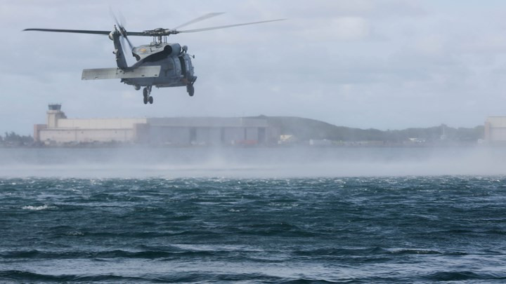 Trực thăng MH-60R tham gia chiến dịch tìm kiếm, cứu hộ đồng đội ngoài khơi bờ biển nằm trong căn cứ Thủy quân Lục chiến Mỹ tại Hawaii.