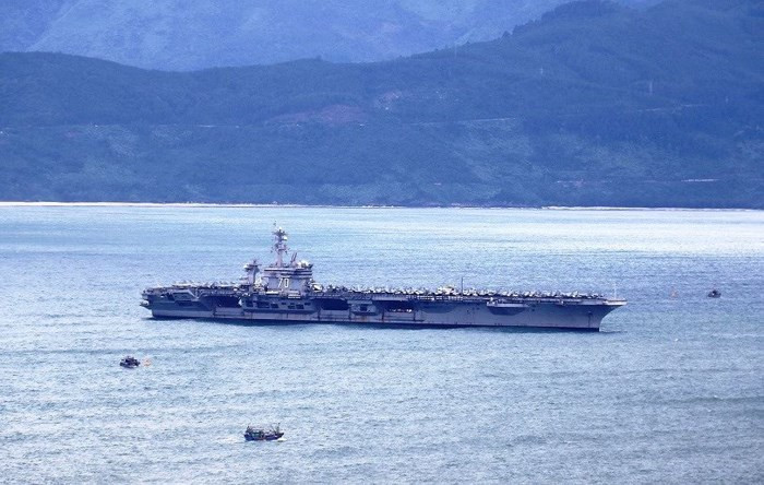 Sáng ngày 9/3, Tàu sân bay USS Carl Vinson vẫn đang neo tại Vịnh Đà Nẵng. Carl Vinson là tàu sân bay thứ ba thuộc lớp Nimitz của Hoa Kỳ với thủy thủ đoàn gồm 5.000 người tham gia hô trợ và thực hiện hoạt động trên biển. Nhóm tàu sân bay tác chiến bao gồm tổng công 6000 người, một tàu sân bay, một đường băng, một tàu tuần dương và hai tàu khu trục. Ảnh Nguyễn Thành