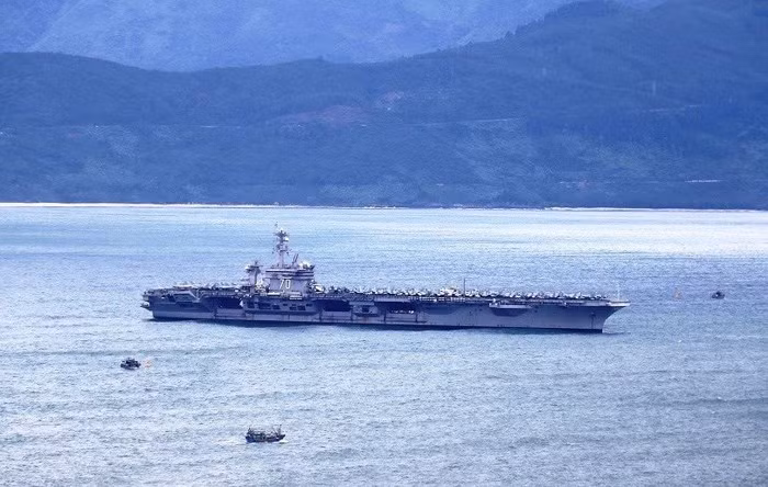 Sáng ngày 9/3, Tàu sân bay USS Carl Vinson vẫn đang neo tại Vịnh Đà Nẵng. Carl Vinson là tàu sân bay thứ ba thuộc lớp Nimitz của Hoa Kỳ với thủy thủ đoàn gồm 5.000 người tham gia hô trợ và thực hiện hoạt động trên biển. Nhóm tàu sân bay tác chiến bao gồm tổng công 6000 người, một tàu sân bay, một đường băng, một tàu tuần dương và hai tàu khu trục. Ảnh Nguyễn Thành