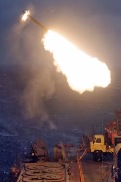 Ngoài ra, chiến hạm Kirov còn có 128 quả tên lửa hệ thống phòng không tầm ngắn-trung 3K95 Kinzhal có khả năng tiêu diệt các loại máy bay và tên lửa hành trình chống hạm. Mọi nỗ lực phá hủy Kirov bằng tên lửa hành trình chống hạm sẽ khó mà đạt được trước "mưa" Kinzhal, tầm bắn 1,5-12km, tầm cao 10 tới 6.000m. Nguồn ảnh: Wikipedia