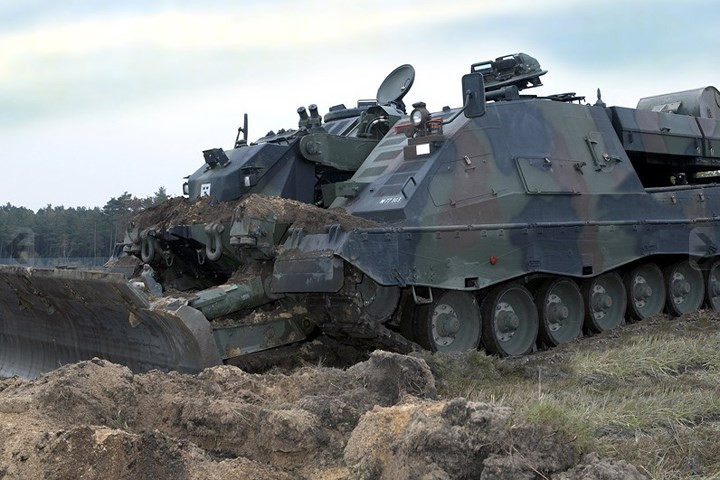 Nhiệm vụ chính của xe này là xây dựng hoặc phá bỏ chướng ngại vật trên chiến trường, dọn lối đi qua các bãi mìn, tạo hành lanhg an toàn cho các xe khác đi qua.