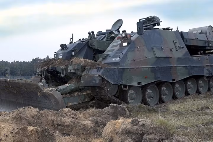 Nhiệm vụ chính của xe này là xây dựng hoặc phá bỏ chướng ngại vật trên chiến trường, dọn lối đi qua các bãi mìn, tạo hành lanhg an toàn cho các xe khác đi qua.