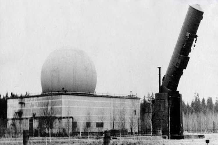 Và hệ thống tên lửa đánh chặn ABM-1 Galosh nằm trong hệ thống phòng thủ tên lửa A-35, được giao cho PVO vận hành. Nhiệm vụ chính của ABM-1 là tiêu diệt các tên lửa liên lục địa Minuteman và Titan của Mỹ nếu chúng đe dọa Moscow. Trong ảnh là bệ phóng ABM-1 Galosh, nó có khả năng tiêu diệt mục tiêu tên lửa ở độ cao tới 120km, tầm bắn 320-350km. Nguồn ảnh: Wikipeida