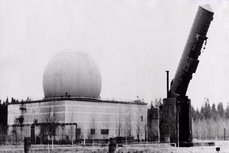 Và hệ thống tên lửa đánh chặn ABM-1 Galosh nằm trong hệ thống phòng thủ tên lửa A-35, được giao cho PVO vận hành. Nhiệm vụ chính của ABM-1 là tiêu diệt các tên lửa liên lục địa Minuteman và Titan của Mỹ nếu chúng đe dọa Moscow. Trong ảnh là bệ phóng ABM-1 Galosh, nó có khả năng tiêu diệt mục tiêu tên lửa ở độ cao tới 120km, tầm bắn 320-350km. Nguồn ảnh: Wikipeida