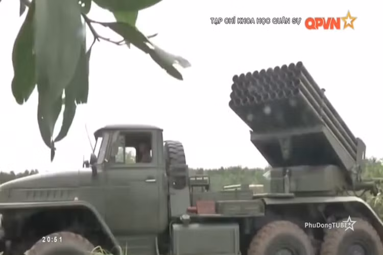 Phóng sự trên cũng tiết lộ thời điểm quân đội ta bắt đầu biên chế BM-21 Grad là trong năm 1978, và từ đó cho đến nay BM-21 được xem là vũ khí trọng yếu của Binh chủng Pháo binh. Nguồn ảnh: QPVN.