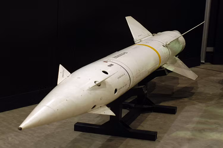 Đầu năm 1965, Không quân Mỹ quyết định trang bị cho các máy bay tiêm kích F-4 Phantom và tiêm kích - bom F-105 "Thần sấm" tên lửa thông minh AGM-12 Bullpup - loại tên lửa không đối đất đầu tiên được sản xuất hàng loạt tại Mỹ và cũng có thể coi là thứ vũ khí không kích thông minh đầu tiên được đem vào sử dụng trong Chiến tranh Việt Nam. Nguồn ảnh: Wikipedia