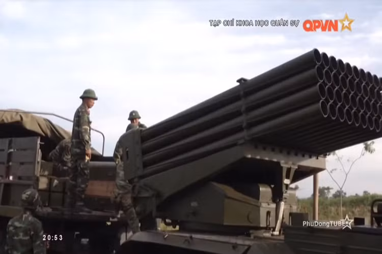 Ưu điểm nổi bật của BM-21 cải tiến do Viện Kỹ thuật Cơ giới Quân sự thiết kế là tự động lấy phần tử bắn nhanh, chính xác, thời gian chuẩn bị bắn được rút ngắn từ 14 phút xuống còn 2.5 phút, khả năng tự điều chỉnh lấy thăng bằng cho tổ hợp phóng sau mỗi loạt bắn. Nguồn ảnh: QPVN.