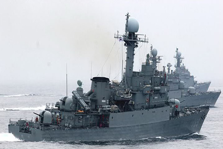 Bên cạnh đó, trên tàu còn có 2 bệ pháo bắn nhanh Nobong 40 mm/70 nòng đôi, ngoài tác dụng bổ trợ cho khẩu 76 mm trong việc tiêu diệt các mục tiêu cỡ nhỏ thì nó còn đảm trách cả vai trò phòng không, chống lại máy bay bay thấp cũng như tên lửa hành trình chống hạm (khá hạn chế). Nguồn ảnh: blog.daum.net