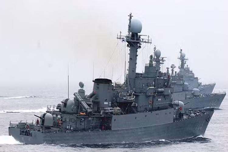 Bên cạnh đó, trên tàu còn có 2 bệ pháo bắn nhanh Nobong 40 mm/70 nòng đôi, ngoài tác dụng bổ trợ cho khẩu 76 mm trong việc tiêu diệt các mục tiêu cỡ nhỏ thì nó còn đảm trách cả vai trò phòng không, chống lại máy bay bay thấp cũng như tên lửa hành trình chống hạm (khá hạn chế). Nguồn ảnh: blog.daum.net