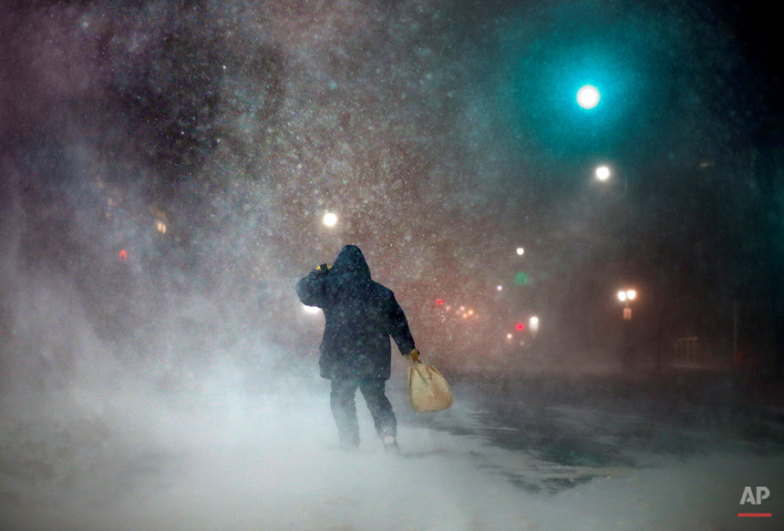Một cư dân thành phố Portland, bang Maine, chật vật trong cơn bão tuyết. Các bang bờ Đông nước Mỹ đang vật lộn đối phó bão tuyết liên tiếp đổ bộ. Cơn bão tuyết hiện hoành hành tại khu vực New England là cơn bão tuyết thứ 3 trong năm 2018 và là cơn bão tuyết thứ 2 trong một tuần. Ảnh: AP.