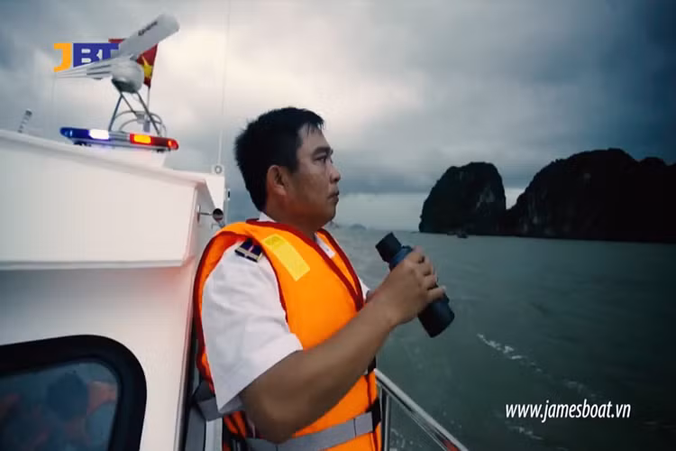 Tàu MS-50S có chiều dài tổng thể 13.66 mét, rộng 3.78 mét, mớn nước 0.51 mét, tàu có thể trở theo tối 16 thủy thủ bao gồm cả kíp lái. Với các thông số cơ bản này ta có thể thấy MS-50S khá phù hợp với các nhiệm tuần tra, kiểm soát hay cứu hộ ở các vùng ven biển hay cửa sông. Nguồn ảnh: James Boat.