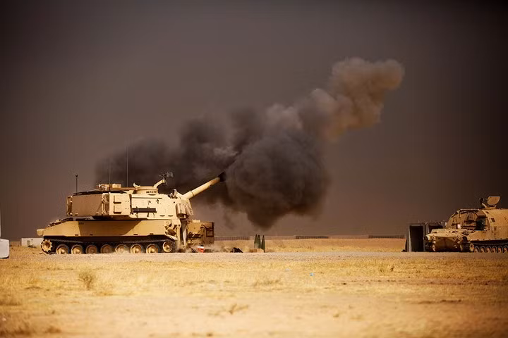 Pháo tự hành M109A6 Paladin khai hỏa tại Tây Qayyarah, Iraq.