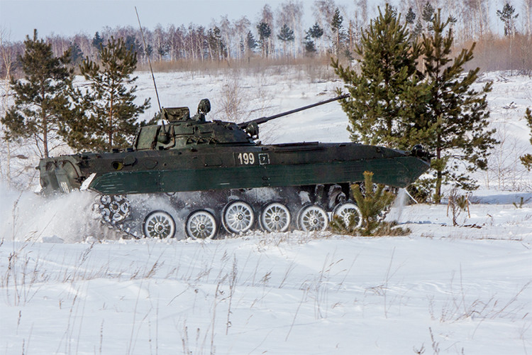 Trong chiến tranh hiện đại, thiết kế của BMP-2 bị đánh giá đã quá lỗi thời và không còn phù hợp với chiến trường tuy nhiên nó cũng có những thế mạnh nhất định. Dù có khả năng chở quân nhưng BMP-2 không được đánh giá cao cho nhiệm vụ vận chuyển binh sĩ. Nguồn ảnh: Bộ Quốc phòng Nga.