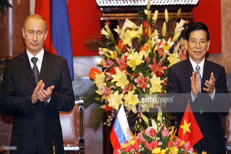 Chuyến thăm chính thức Việt Nam lần thứ hai của Tổng thống Putin là nhân dịp Hội nghị APEC 14 được tổ chức tại Hà Nội diễn ra vào tháng 11/2006. Trong chuyến thăm này, ông Putin đã có nhiều cuộc hội đàm với các lãnh đạo cấp cao Việt Nam. Ảnh: Gettyimages.