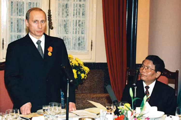 Trong chuyến thăm chính thức Việt Nam đầu tiên của Tổng thống Putin diễn ra từ ngày 28/2 đến 2/3/2001 đánh dấu một bước tiến mới trong quan hệ Việt Nam - Nga, nhân chuyến thăm của Tổng thống Nga hai bên đã ký Tuyên bố chung về quan hệ đối tác chiến lược. Ảnh: Kremlin.ru.