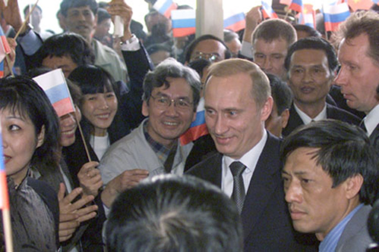 Cũng trong chuyến thăm vào năm 2001, Tổng thống Putin đã cuộc gặp mặt với các cựu sinh viên Việt Nam từng học tập, làm việc tại Liên Xô (cũ) và Nga được tổ chức trước đó hơn một giờ đồng hồ tại Cung Văn hóa Hữu nghị mà ông cho là rất thành công và thú vị. Ảnh: Kremlin.ru.