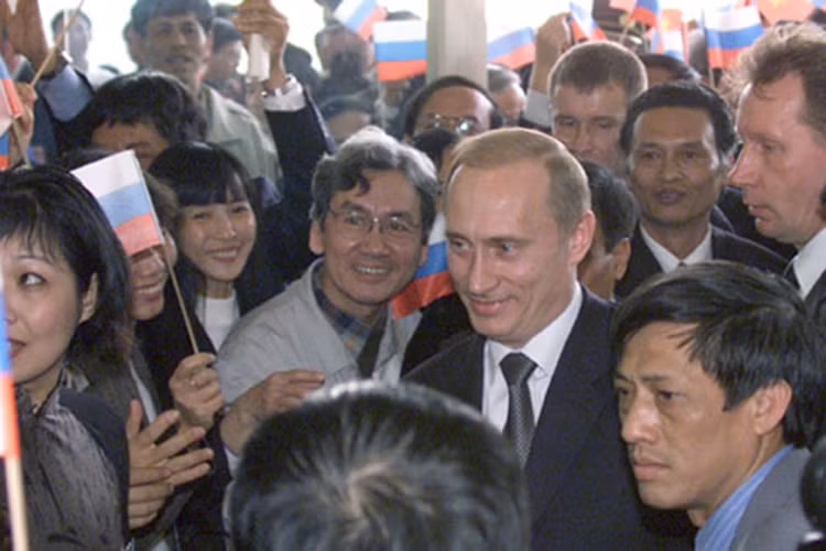 Cũng trong chuyến thăm vào năm 2001, Tổng thống Putin đã cuộc gặp mặt với các cựu sinh viên Việt Nam từng học tập, làm việc tại Liên Xô (cũ) và Nga được tổ chức trước đó hơn một giờ đồng hồ tại Cung Văn hóa Hữu nghị mà ông cho là rất thành công và thú vị. Ảnh: Kremlin.ru.