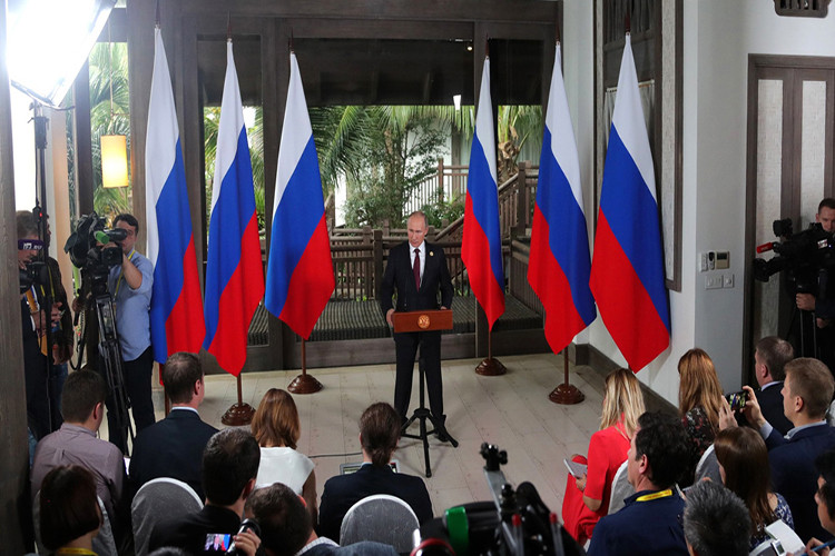 Trước khi tới Việt Nam, ngày 7/11, Tổng thống Nga Putin đã chỉ đạo nội các triển khai trợ giúp Việt Nam số tiền 5 triệu USD để khắc phục thiệt hại do cơn bão Damrey gây ra trong những ngày qua, cùng 40 tấn hàng viện trợ nhân đạo. Đây là hành động thể hiện tình cảm của người đứng đầu nước Nga đối với mất mát của người dân Việt Nam trước thiên tai. Sputnik.