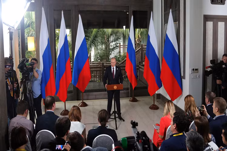 Trước khi tới Việt Nam, ngày 7/11, Tổng thống Nga Putin đã chỉ đạo nội các triển khai trợ giúp Việt Nam số tiền 5 triệu USD để khắc phục thiệt hại do cơn bão Damrey gây ra trong những ngày qua, cùng 40 tấn hàng viện trợ nhân đạo. Đây là hành động thể hiện tình cảm của người đứng đầu nước Nga đối với mất mát của người dân Việt Nam trước thiên tai. Sputnik.