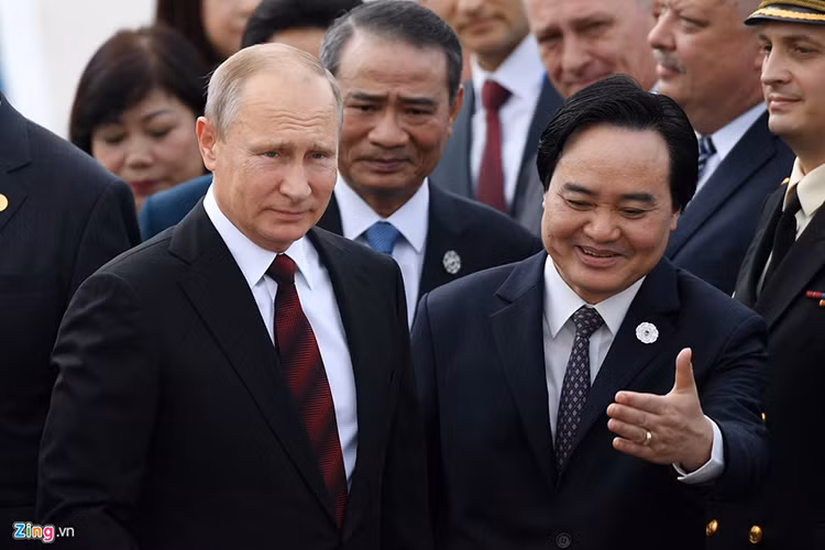 Tuy nhiên, Tổng thống Nga Vladimir Putin không có chuyến thăm chính thức Việt Nam sau APEC như ông đã từng thực hiện vào năm 2006. Nguyên nhân là do Tổng thống Putin phải về nước để chuẩn bị cho cuộc gặp gỡ chính thức với Tổng thống Thổ Nhĩ Kỳ ngày 13/11. Ảnh:Zing.vn