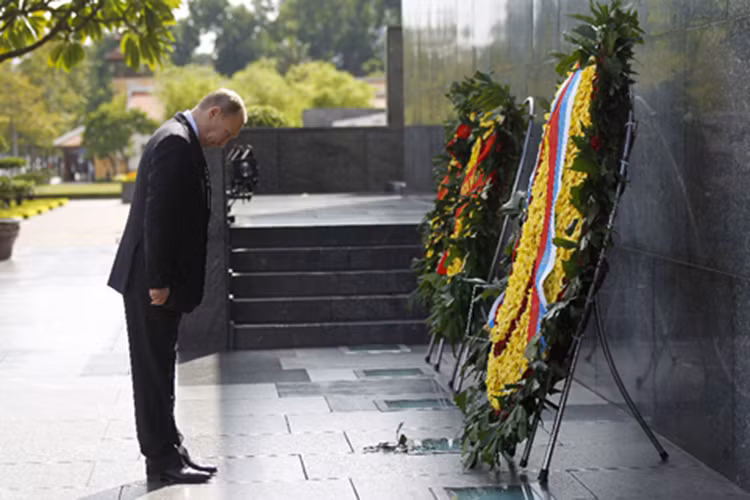 Tổng thống Putin cúi chào trang trọng trước lăng Chủ tịch Hồ Chí Minh khi đến thăm người. Ảnh: TTXVN.