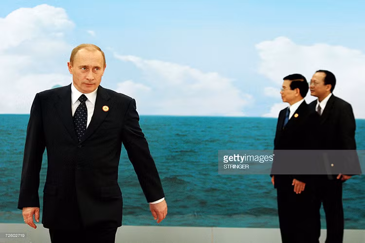 Chuyến thăm Việt Nam lần này của Tổng thống Putin chỉ kéo dài hai ngày từ 18-19/11/2006, tuy nhiên cả hai nước vẫn đạt được nhiều thỏa thuận hợp tác về ngân hàng, dầu khí, du lịch được ký kết sau cuộc hội đàm giữa Tổng thống Putin và Chủ tịch nước Nguyễn Minh Triết. Ảnh: Gettyimages.