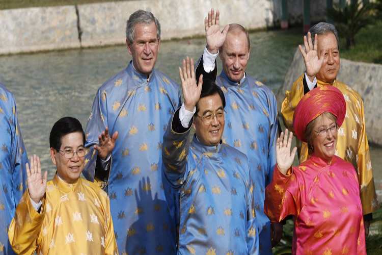 Trong ảnh, Tổng thống Nga cùng các lãnh đạo APEC mặc trang phục truyền thống của Việt Nam để chụp ảnh kỷ niệm. Ảnh: Vietbao.