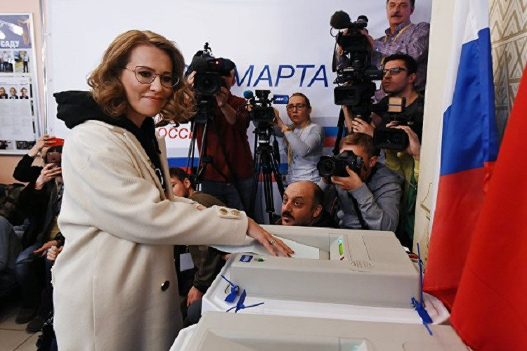 Nữ ứng viên tranh chức Tổng thống Nga duy Ksenia Sobchak tham gia bỏ phiếu. Ảnh: Sputnik.
