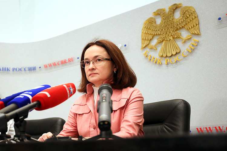 Giới tài chính đánh giá cao cách quản lý của bà Nabiullina trong cuộc khủng hoảng kinh tế nghiêm trọng từng tấn công nước Nga năm 2014. Dưới sự lãnh đạo của bà, ngân hàng trung ương Nga đã áp dụng những phương pháp được cho là không mấy phổ biến để giúp nền kinh tế Nga tránh bị sụp đổ trong giai đoạn khủng hoảng.Nguồn ảnh: RIA-Novosti. Nguồn ảnh: CNBC.com.