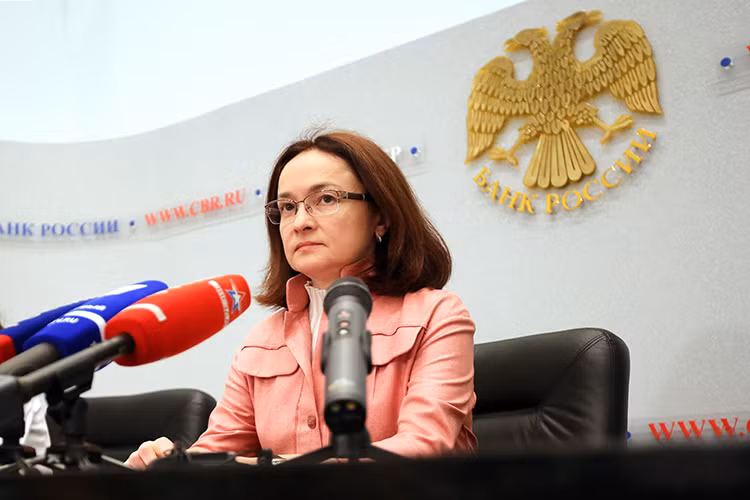 Giới tài chính đánh giá cao cách quản lý của bà Nabiullina trong cuộc khủng hoảng kinh tế nghiêm trọng từng tấn công nước Nga năm 2014. Dưới sự lãnh đạo của bà, ngân hàng trung ương Nga đã áp dụng những phương pháp được cho là không mấy phổ biến để giúp nền kinh tế Nga tránh bị sụp đổ trong giai đoạn khủng hoảng.Nguồn ảnh: RIA-Novosti. Nguồn ảnh: CNBC.com.