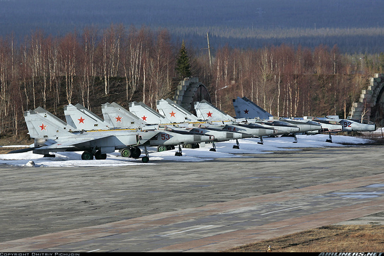 Hiện nay, quốc tế ghi nhận chỉ còn 2 quốc gia còn sử dụng MiG-25 gồm Algeria và Libya. Tuy nhiên, có khả năng hiện chỉ còn 13 chiếc MiG-25 thực sự hoạt động tại Algeria, trong khi ở Libya thì không rõ tình trạng vì cuộc chiến năm 2011 đã tàn phá tất cả. Trong ảnh, bãi máy bay MiG-25 đã loại biên chế, tháo hết phụ tùng tại một căn cứ không quân Nga. Nguồn ảnh: Airlines.net