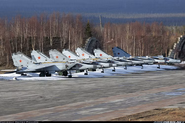 Hiện nay, quốc tế ghi nhận chỉ còn 2 quốc gia còn sử dụng MiG-25 gồm Algeria và Libya. Tuy nhiên, có khả năng hiện chỉ còn 13 chiếc MiG-25 thực sự hoạt động tại Algeria, trong khi ở Libya thì không rõ tình trạng vì cuộc chiến năm 2011 đã tàn phá tất cả. Trong ảnh, bãi máy bay MiG-25 đã loại biên chế, tháo hết phụ tùng tại một căn cứ không quân Nga. Nguồn ảnh: Airlines.net