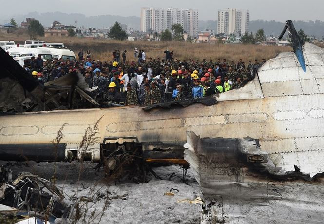 Đội cứu hộ của sân bay Tribhuvan và quân đội Nepal đã đến hiện trường. Sân bay Tribhuvan bị đóng cửa ngay sau đó. Ảnh: AFP