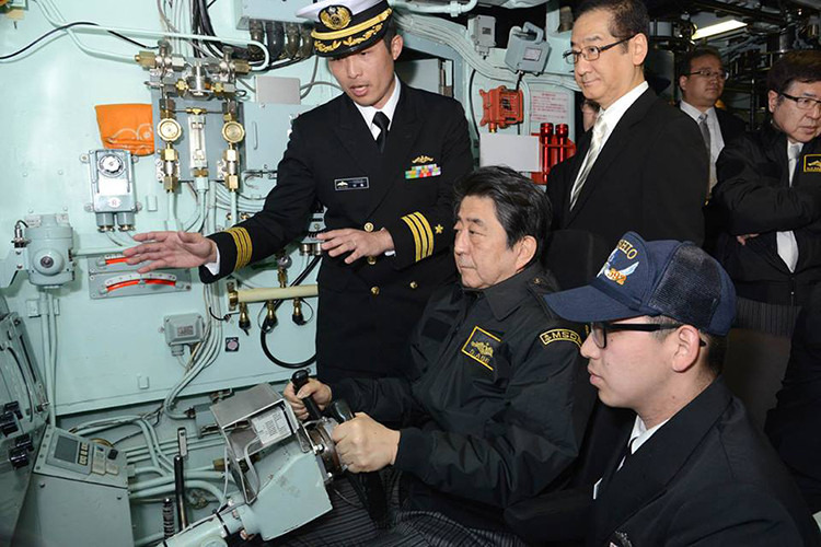 Hình ảnh Thủ tướng Abe ở vị trí lái tàu trên JS Uzushio. Nguồn ảnh: JMSDF.