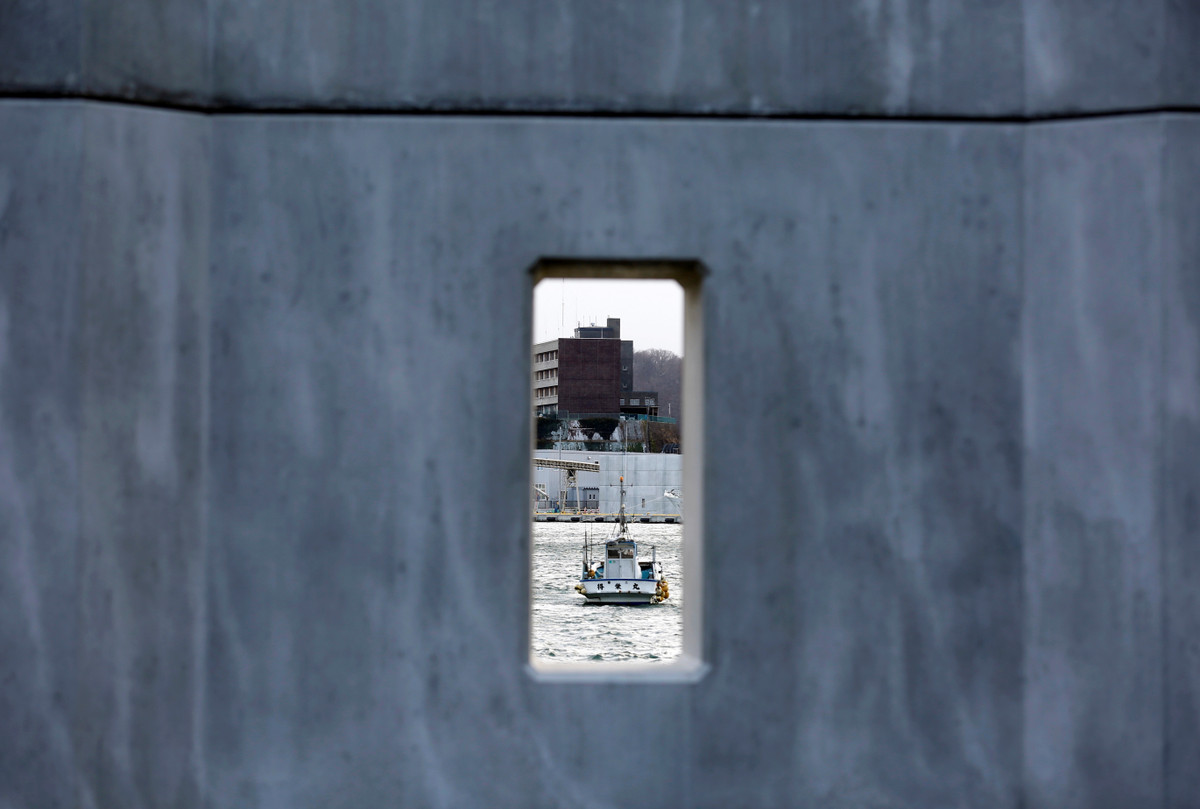 Một đoạn tường tại thành phố Kesennuma có những ô trống nhưng điều này cũng gây ra nhiều ý kiến trái chiều. "Đây chỉ là bản nhái lại. Việc này chỉ là để chúng tôi vui vẻ với một thứ mà chúng tôi không hề muốn ngay từ đầu", ông Yuichiro Ito, người mất đi nhà cửa cùng người em trai trong thảm họa kép 7 năm trước, chia sẻ.