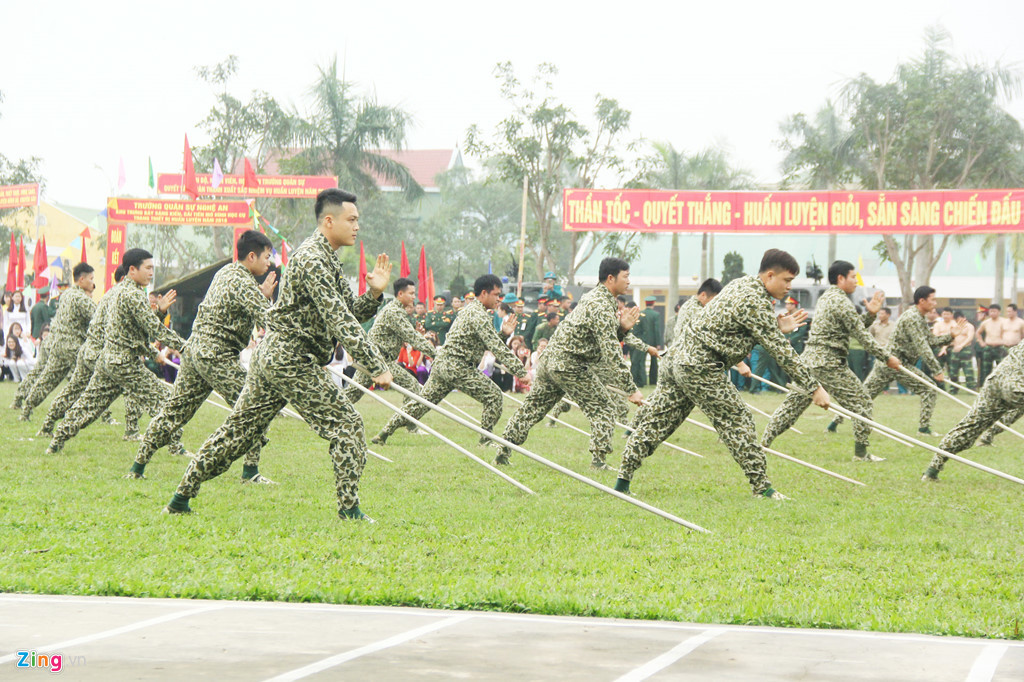 Sau phần lễ là màn đồng diễn múa gậy "Ngộ Không chi trận" của đại đội trinh sát 20 thuộc Phòng tham mưu Bộ chỉ huy quân sự tỉnh Nghệ An.