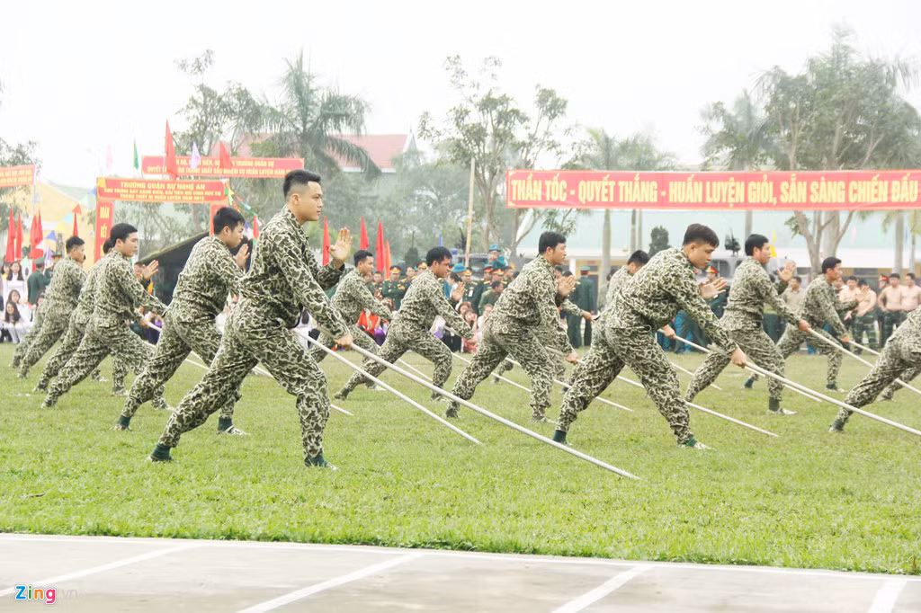 Sau phần lễ là màn đồng diễn múa gậy "Ngộ Không chi trận" của đại đội trinh sát 20 thuộc Phòng tham mưu Bộ chỉ huy quân sự tỉnh Nghệ An.