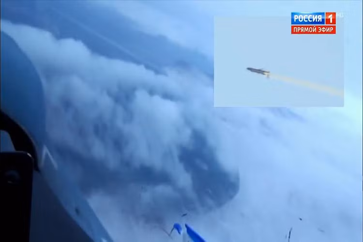 Hình ảnh chiến đấu cơ Nga theo dõi hoạt động của tên lửa hành trình hạt nhân được Nga thử nghiệm trong cuối năm 2017, chúng ta có thể thấy thiết kế của tên lửa này khá nhỏ và không lớn hơn các tên lửa hành trình của Nga hiện tại bao nhiêu. Nguồn ảnh: Russia 1.