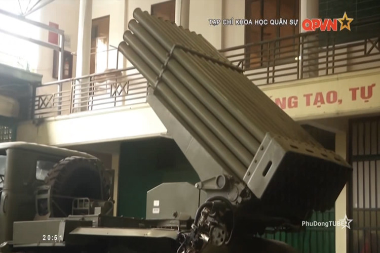 Nếu như trước đây việc tính toán phần tử bắn trên BM-21 được thực hiện thủ công thì sau cải tiến quá trình này được tự động hóa hoàn toàn bằng máy tính trên cabine xe hoặc máy tính xách tay điều khiển từ xa. Nguồn ảnh: QPVN.