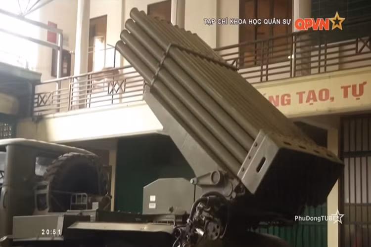 Nếu như trước đây việc tính toán phần tử bắn trên BM-21 được thực hiện thủ công thì sau cải tiến quá trình này được tự động hóa hoàn toàn bằng máy tính trên cabine xe hoặc máy tính xách tay điều khiển từ xa. Nguồn ảnh: QPVN.