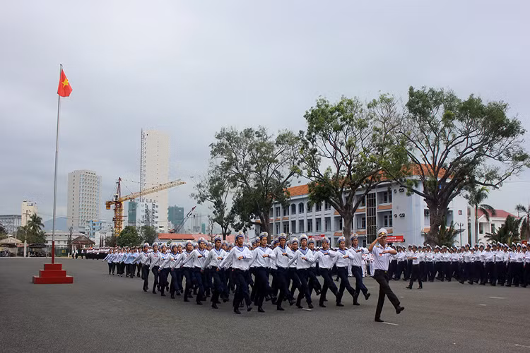 Đội ngũ sĩ quan dự bị và dự bị đại học về học tập tại Học viện Hải quân. Với lực lượng dự bị đại học, họ là những chiến sĩ ưu tú công tác tại các đảo trên cả nước về đây ôn thi vào các học viện, nhà trường quân đội.